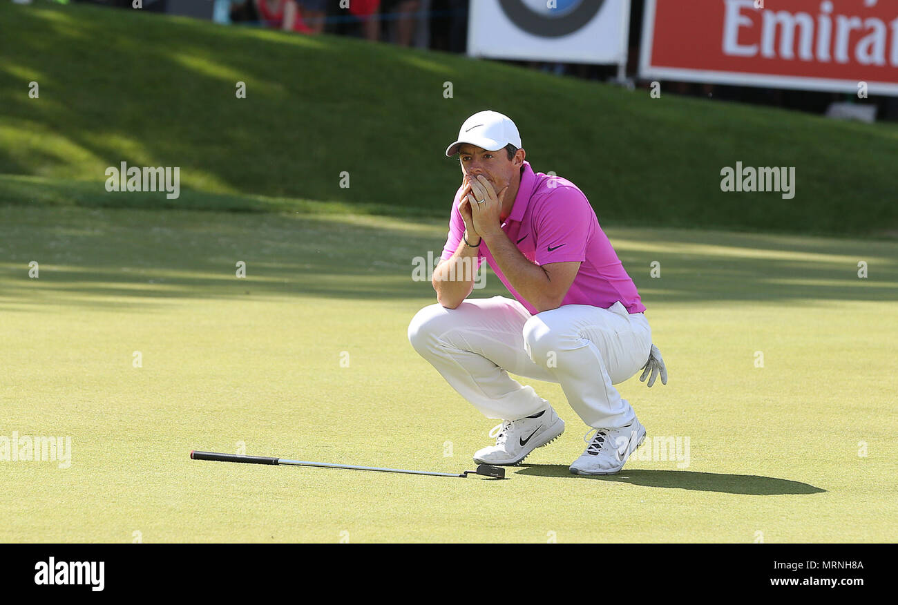 Surrey, Regno Unito. 27 Maggio, 2018. Rory Mcilroy dell Irlanda del Nord reagisce dopo manca un putt su xviii verde durante il giorno 4 del BMW PGA Championship di Wentworth Golf Club il 27 maggio 2018 nel Surrey, Inghilterra. Solo uso editoriale Credito: Paolo Terry foto/Alamy Live News Foto Stock