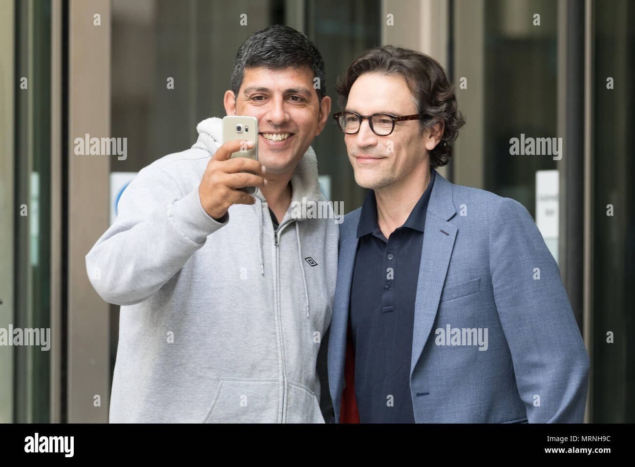 Londra, Regno Unito. 27 maggio 2018. Attore, Ben Chaplin, prende un selfie con un ventilatore come egli lascia la BBC studios dopo essere apparso su "L'Andrew Marr Show'. Credito: TPNews/Alamy Live News Foto Stock