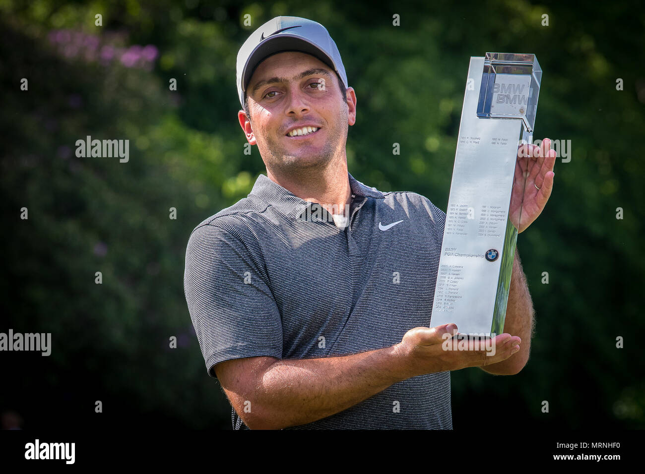 Surrey, Regno Unito. 27 Maggio, 2018. Per la Victor il bottino Francesco Molinari mantiene aloft BMW PGA Championship Trofeo dopo aver battuto Rory Mcilroy in secondo luogo di Wentworth questo pomeriggio. Questo è il suo quinto Tour Europeo la vittoria e la prima volta che ha vinto questo evento avendo finito secondo lo scorso anno. Credito: David Betteridge/Alamy Live News Foto Stock