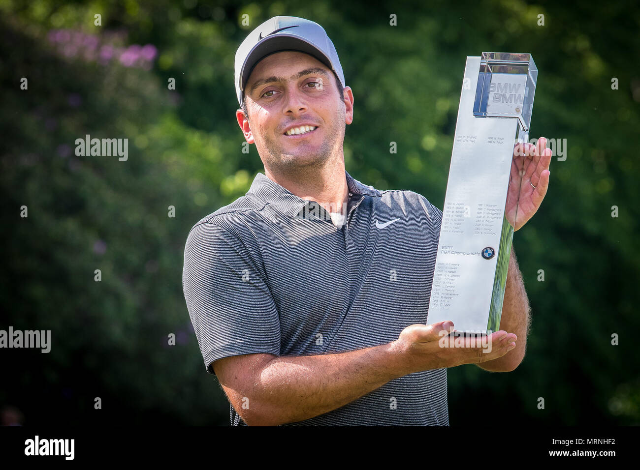 Surrey, Regno Unito. 27 Maggio, 2018. Per la Victor il bottino Francesco Molinari mantiene aloft BMW PGA Championship Trofeo dopo aver battuto Rory Mcilroy in secondo luogo di Wentworth questo pomeriggio. Questo è il suo quinto Tour Europeo la vittoria e la prima volta che ha vinto questo evento avendo finito secondo lo scorso anno. Credito: David Betteridge/Alamy Live News Foto Stock