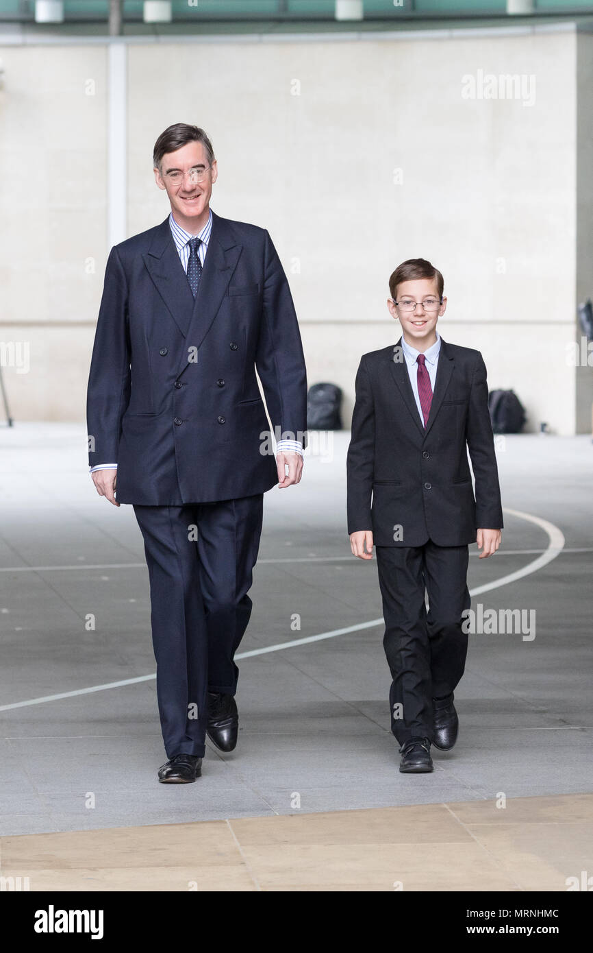 Londra, Regno Unito. 27 maggio 2018. Giacobbe Rees-Mogg MP lascia la BBC studios dopo che compaiono su "L'Andrew Marr Show' con suo figlio primogenito, Peter Theodore Alphege, di età compresa tra i 9 anni di età. Credito: TPNews/Alamy Live News Foto Stock