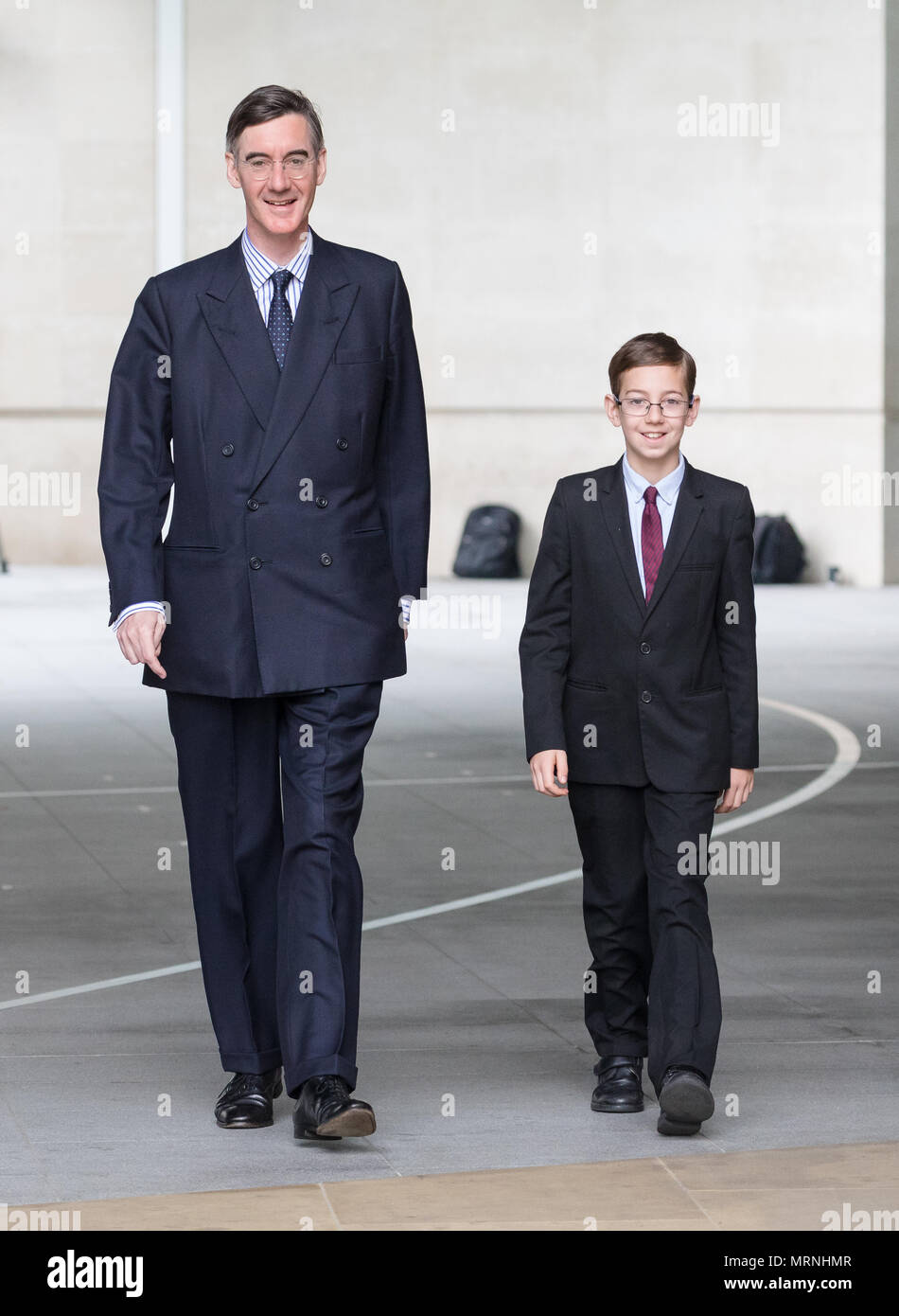 Londra, Regno Unito. 27 maggio 2018. Giacobbe Rees-Mogg MP lascia la BBC studios dopo che compaiono su "L'Andrew Marr Show' con suo figlio primogenito, Peter Theodore Alphege, di età compresa tra i 9 anni di età. Credito: TPNews/Alamy Live News Foto Stock