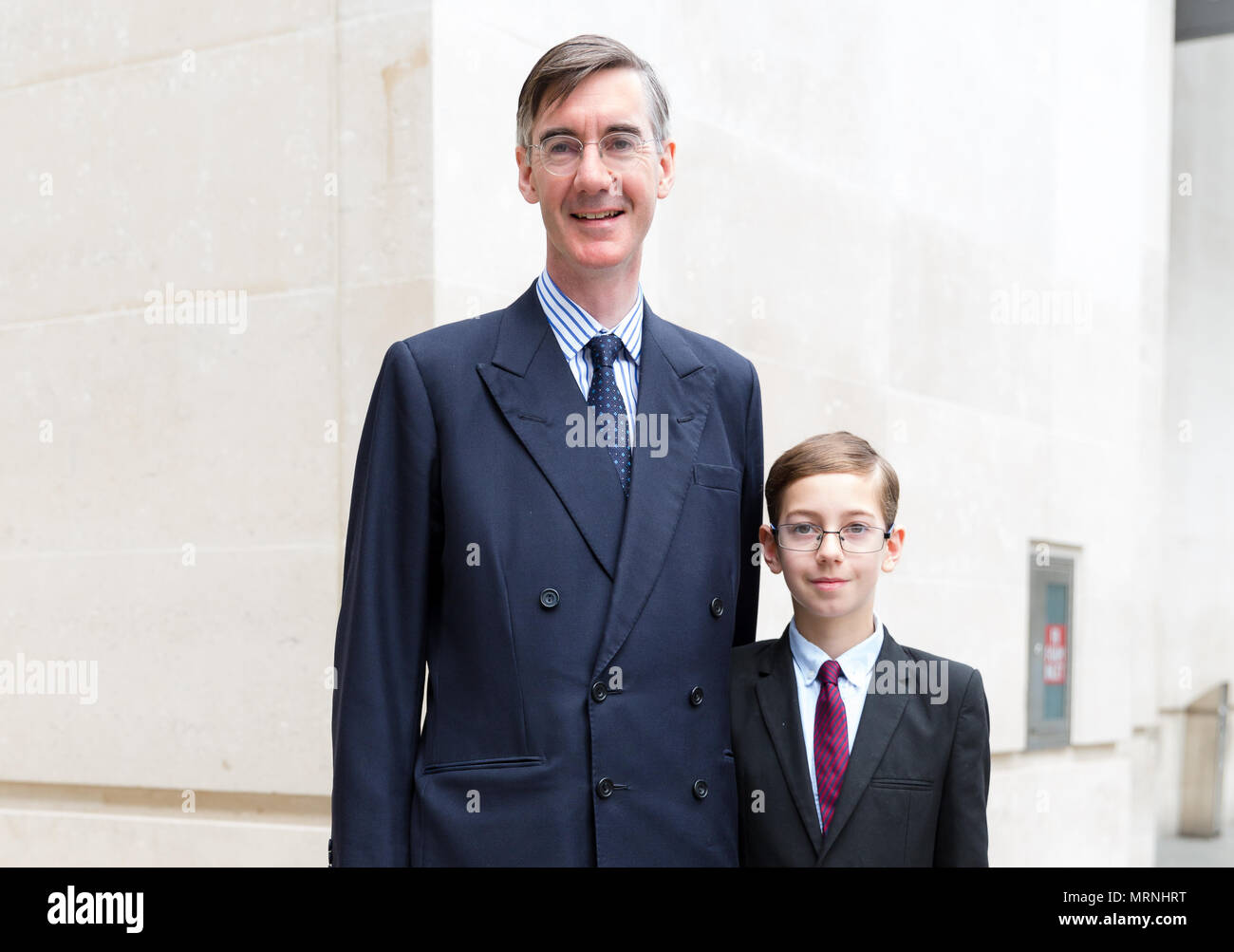 Londra, Regno Unito. 27 maggio 2018. Giacobbe Rees-Mogg MP al di fuori della BBC studios dopo che compaiono su "L'Andrew Marr Show' con suo figlio primogenito, Peter Theodore Alphege, di età compresa tra i 9 anni di età. Credito: TPNews/Alamy Live News Foto Stock