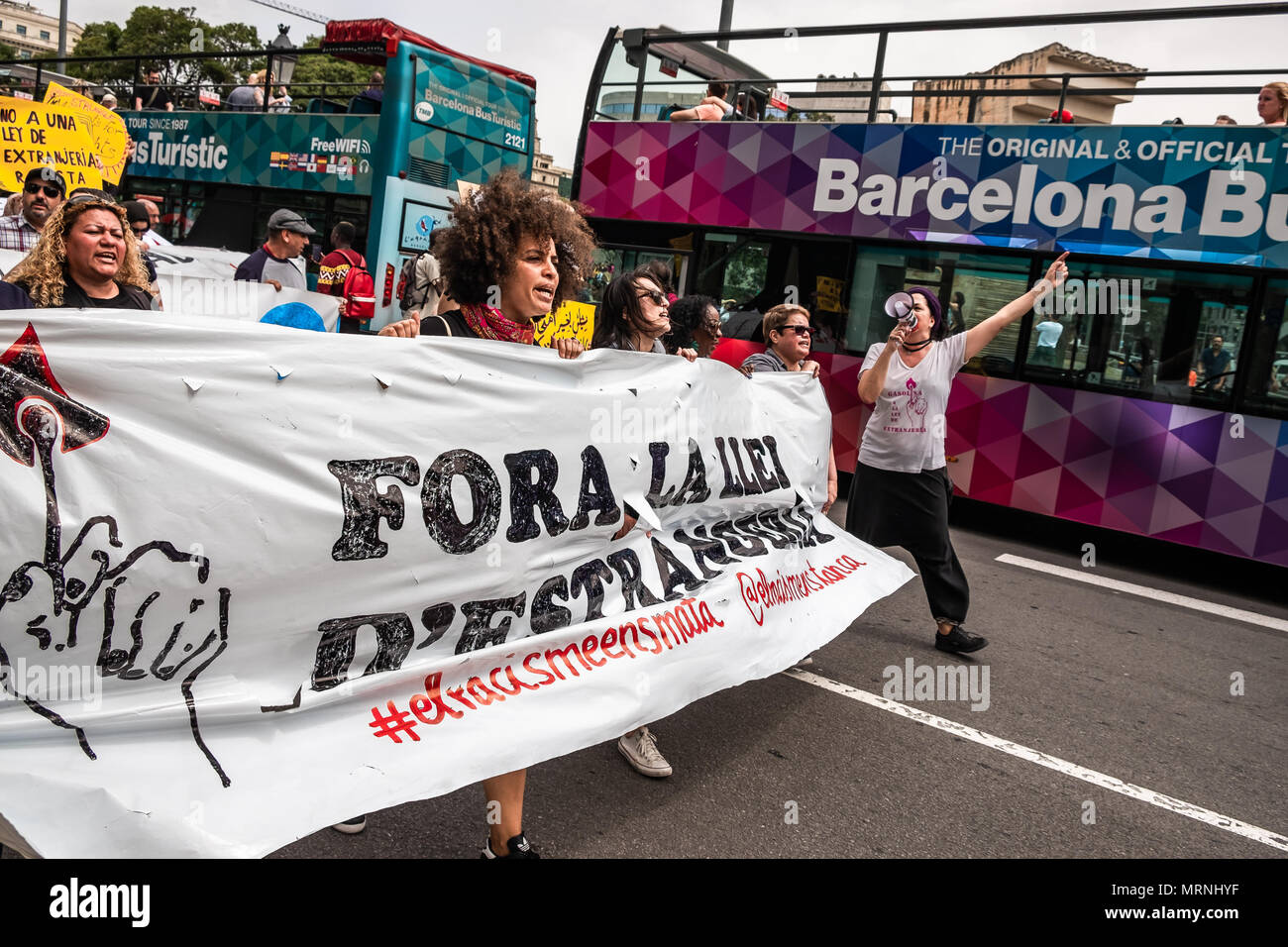 Barcellona, Spagna. 27 Maggio, 2018. La testa della dimostrazione è visto come esso passa attraverso la Plaza Catalunya. Più di 3 mila persone hanno dimostrato nel centro di Barcellona a sostegno delle persone che volontariamente prendere 37 giorni bloccato in La Massana school di Barcellona per chiedere la cittadinanza spagnola senza la necessità di passare qualsiasi test di livello sulla cultura spagnola e la lingua. La protesta si estende anche la petizione per rovesciare il diritto di immigrazione e che regola gli arresti e le espulsioni. Credito: SOPA Immagini limitata/Alamy Live News Foto Stock