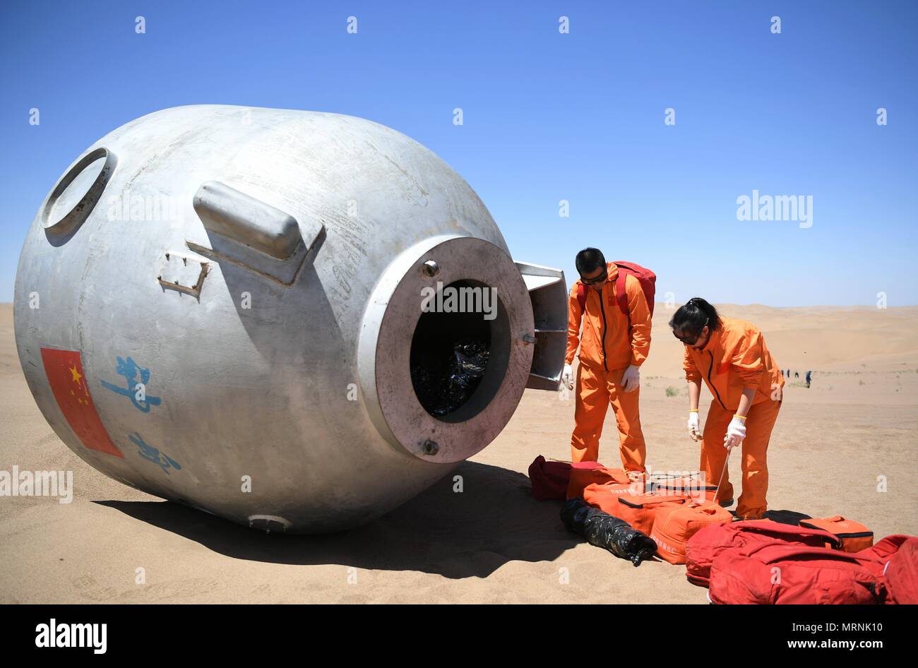 Lanzhou. 22 Maggio, 2018. Taikonauts Wang Yaping (R) e Chen Dong partecipare in un deserto di formazione di sopravvivenza nel Badain Jaran deserto nel nord-ovest della Cina di Provincia di Gansu, 22 maggio 2018. Quindici taikonauts cinesi hanno appena completato il deserto di formazione di sopravvivenza nel profondo del Badain Jaran deserto vicino Jiuquan Satellite Launch Center nel nord ovest della Cina. Organizzato dall'astronauta centro della Cina (ACC), il programma è stato concepito per preparare taikonauts con la capacità di sopravvivere nel deserto in caso la loro capsula di rientro terre al di fuori del target. Credito: Chen Bin/Xinhua/Alamy Live News Foto Stock