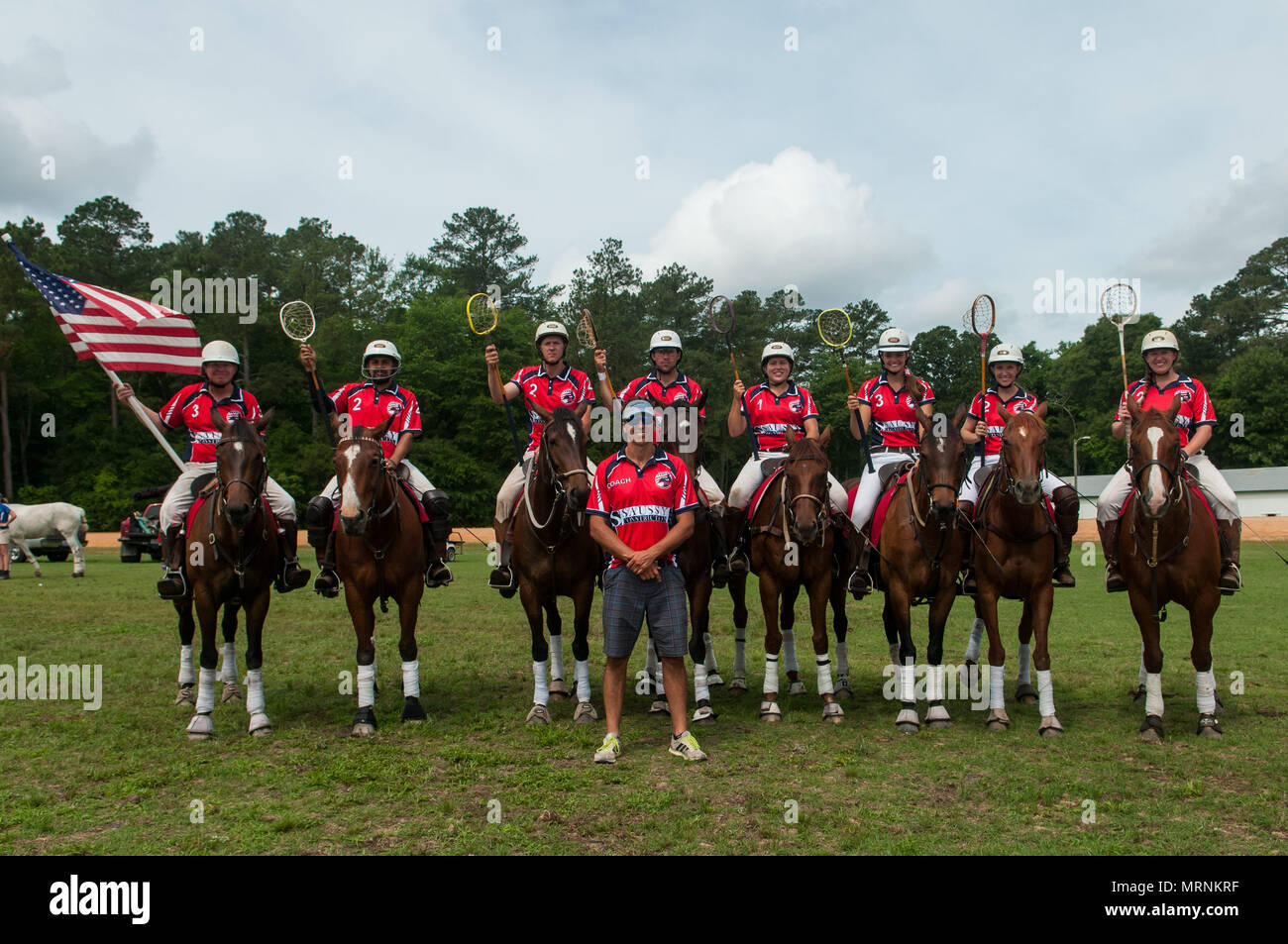 Pinehurst, North Carolina, Stati Uniti d'America. 27 Maggio, 2018. 27 maggio 2018 - Pinehurst, N.C., STATI UNITI D'AMERICA - USA Polocrosse World Team Cup in posa per una foto di gruppo prima di una partita con la Bishopstowe, Sud Africa Polocrosse team al Pinehurst via cavo, Pinehurst, N.C. Il team americano sarà in competizione nel 2019 Polocrosse World Cup in Queensland, Australia, aprile 22-28. Credito: Timothy L. Hale/ZUMA filo/Alamy Live News Foto Stock