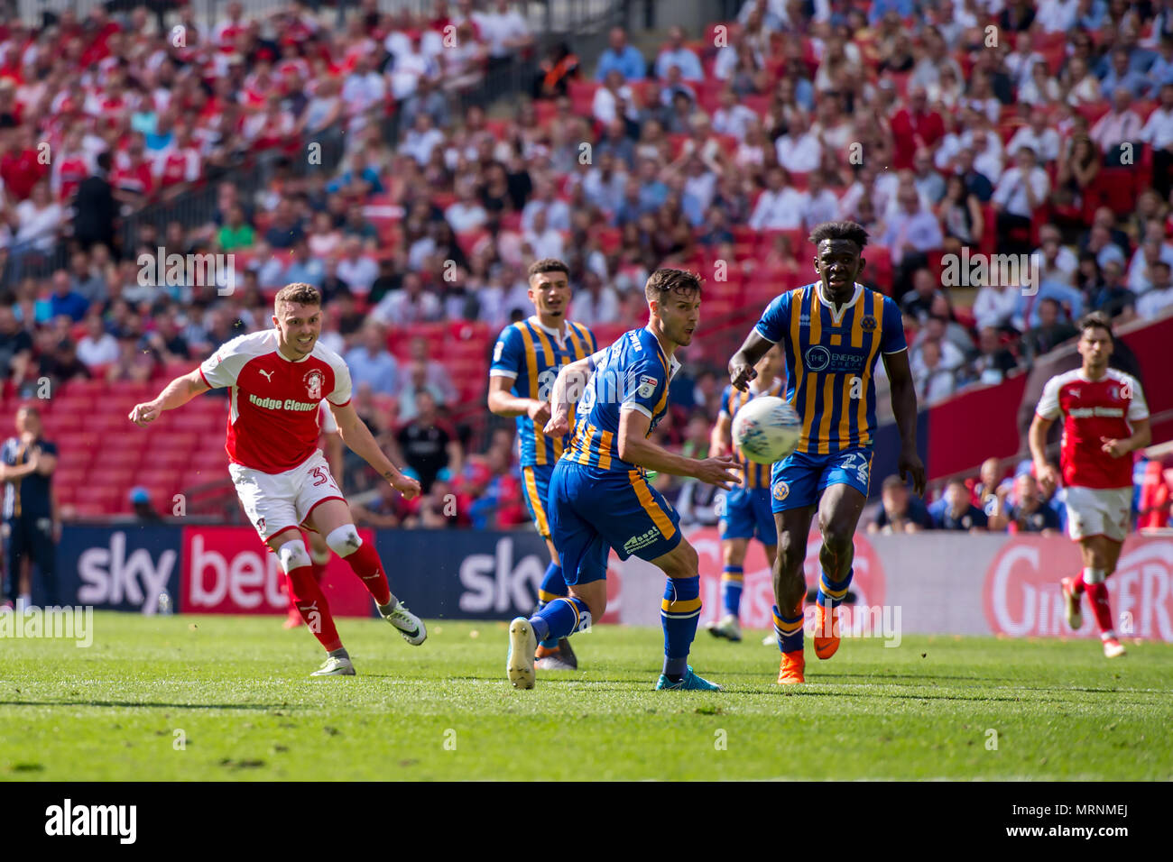 Londra, Inghilterra. 27 maggio 2018. Caolan Lavery di Rotherham Regno prende un colpo a obiettivo durante il cielo EFL scommettere League 1 Promozione Play-Offs partita finale tra Rotherham United e Shrewsbury Town allo Stadio di Wembley a Londra, Inghilterra il 27 maggio 2018. Credito: THX Immagini/Alamy Live News Foto Stock