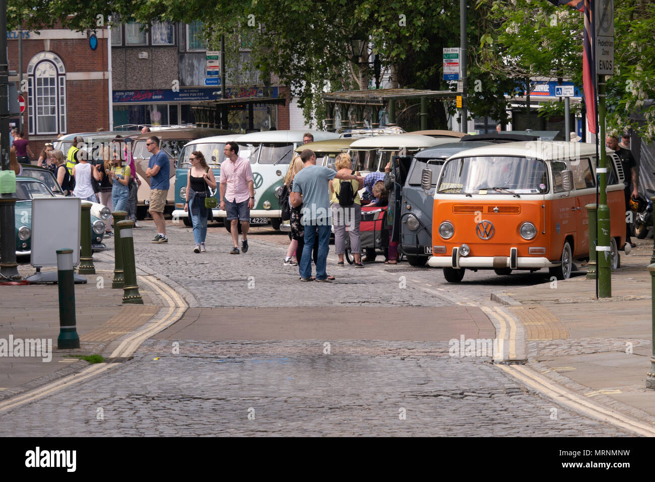 Horsham Town Center hosting vintage VW Maggiolini, Camper e relativi veicoli - Horsham, West Sussex, Regno Unito. Foto Stock