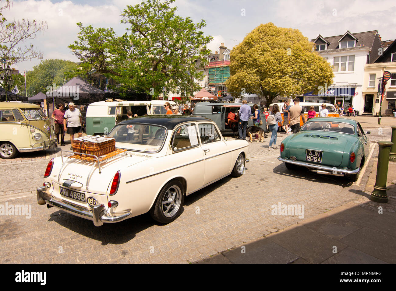 Horsham Town Center hosting vintage VW Maggiolini, Camper e relativi veicoli - Horsham, West Sussex, Regno Unito. Foto Stock