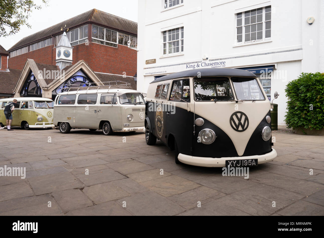 Le tre classiche VW (Volkswagen) camper sul display alla confettura di prugne (2018) evento, Horsham, West Sussex, Regno Unito. Foto Stock