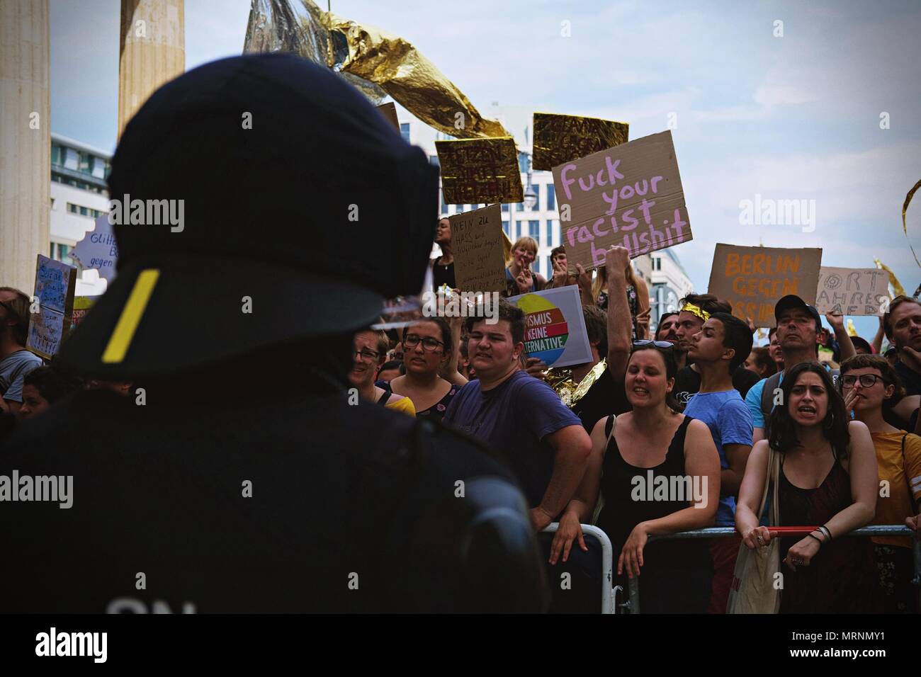 Un poliziotto di mantenere un occhio sulla folla come manifestanti hanno visto gridando slogan durante la protesta. Gli amanti della techno e anti razzismo gli attivisti hanno marciato in Berlino contro un rally organizzato dal tedesco di estrema destra, partito AFD. Oltre 70.000 persone (secondo gli organizzatori hanno preso le strade di Berlino con una grande festa organizzata da alcuni dei più famosi di Berlino club techno. Numerose dimostrazioni del contatore hanno preso posto lungo la capitale tedesca per protestare contro l'AFD rally che ha avviato presso la principale stazione ferroviaria e finiti al Brandenburger Tor con centinaia di partecipanti. Foto Stock