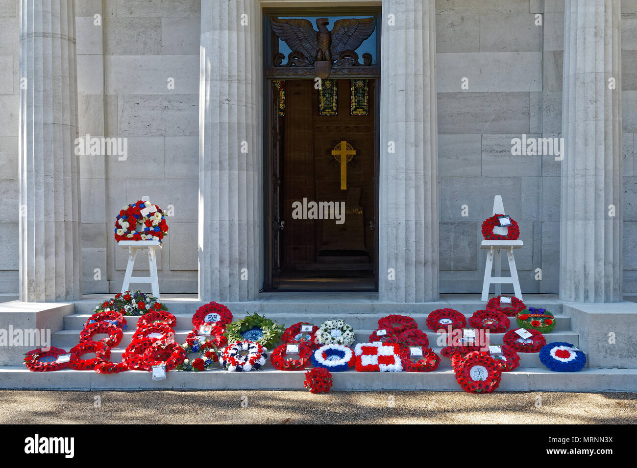 Brookwood americano Cimitero Militare, Surrey, UKBrookwood americano Cimitero Militare, Surrey, Regno Unito. Sun 27 maggio 2018 Brookwood Cimitero Americano, SURREY REGNO UNITO. Le ghirlande prevista durante la cerimonia sui gradini della cappella presso la Brookwood americano cimitero militare di credito: wyrdlight/Alamy Live News Foto Stock