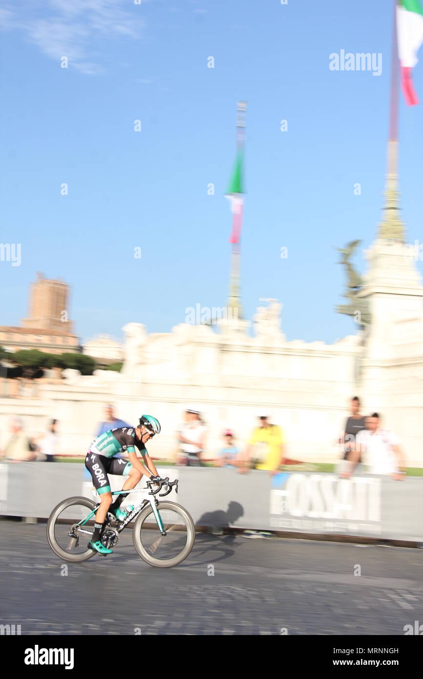 Roma, Italia. 27 maggio 2018. Le scene del Giro d'Italia bicycle race a Piazza Venezia a Roma Italia Credito: Gari Wyn Williams/Alamy Live News Foto Stock