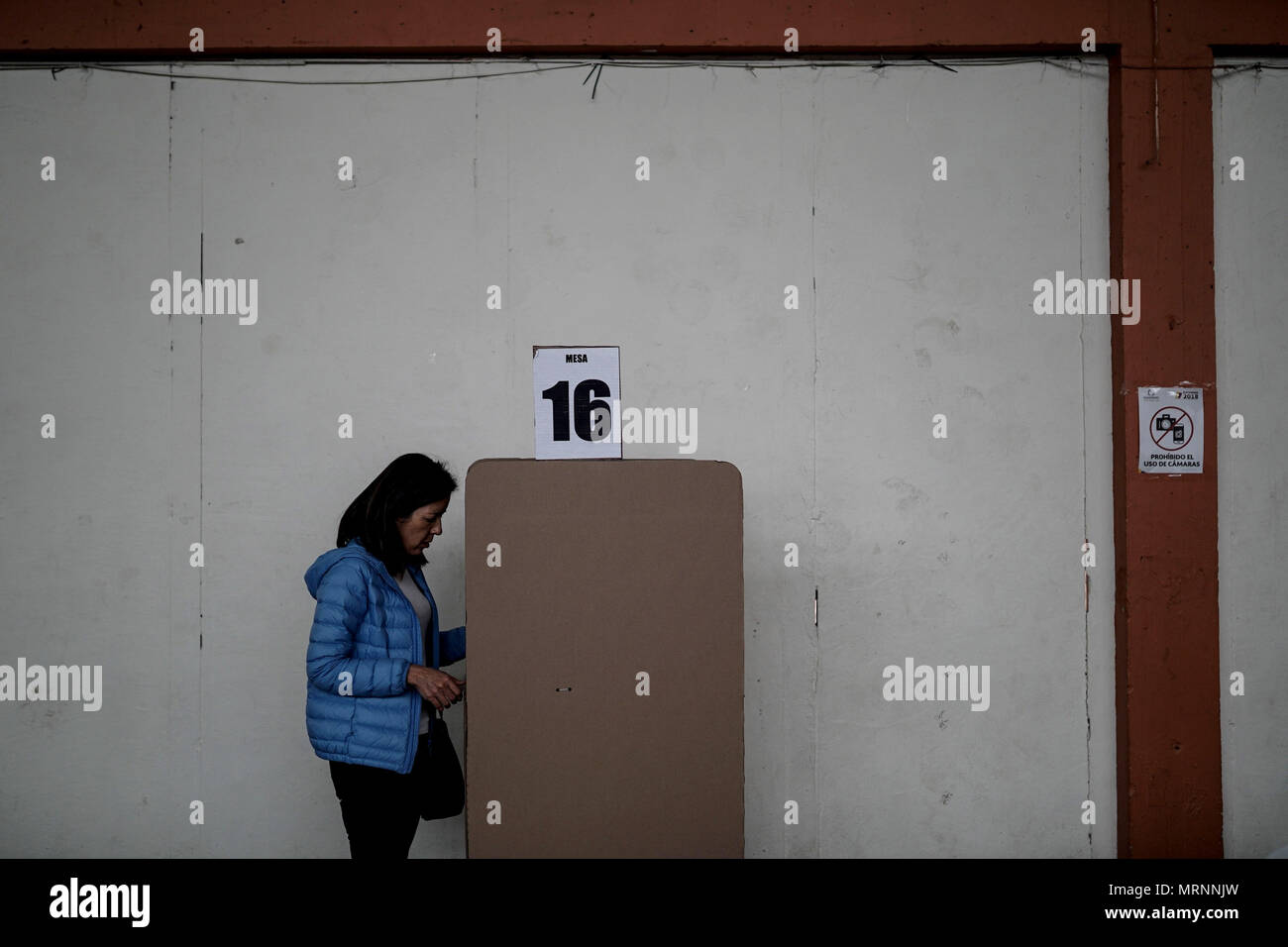 Bogotà, Colombia. 27 Maggio, 2018. Un elettore riempie il suo voto ad un seggio elettorale durante le elezioni presidenziali a Bogotà, Colombia, il 27 maggio 2018. Credito: Jhon Paz/Xinhua/Alamy Live News Foto Stock