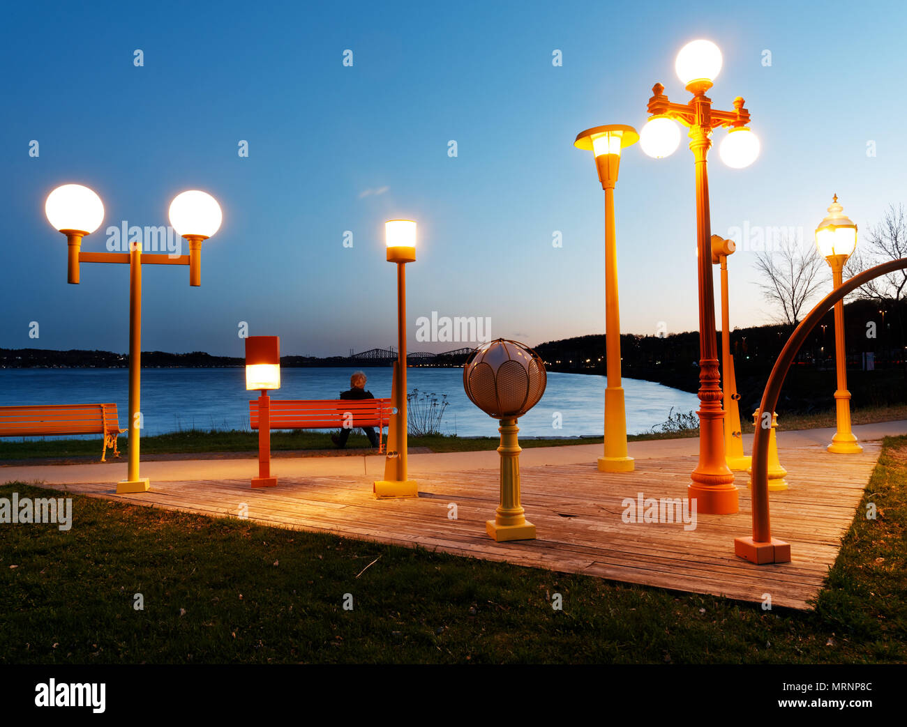 Un display di old street luci sulla Promenade de Samual Champlain park lungo la St Lawrence River nella città di Québec Foto Stock