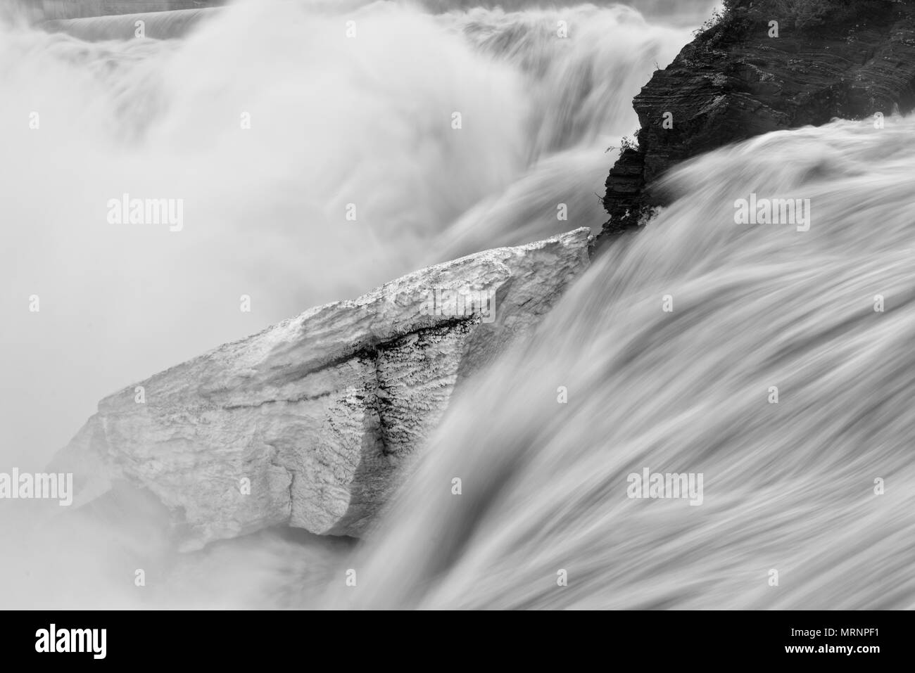 Molla potente flusso di acqua di disgelo in scivoli de la Chaudiere a Charny vicino a Quebec City Foto Stock