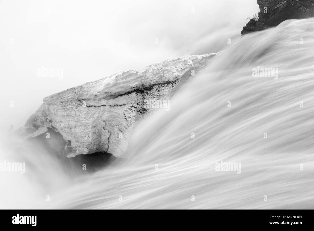 Molla potente flusso di acqua di disgelo in scivoli de la Chaudiere a Charny vicino a Quebec City Foto Stock