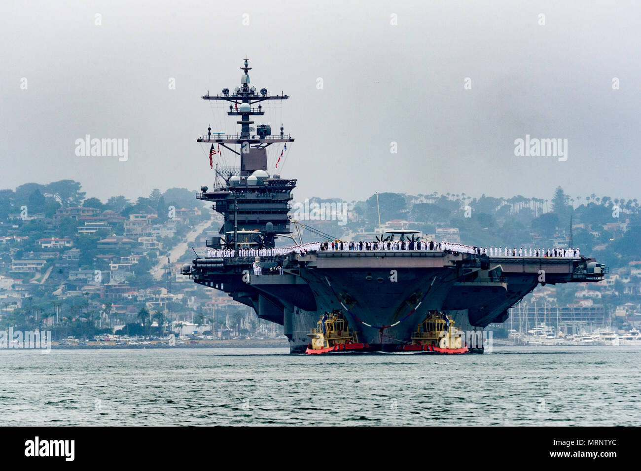 170623-N-FT110-001 SAN DIEGO (23 giugno 2017) La Nimitz-class portaerei USS Carl Vinson (CVN 70) restituisce a homeport alla Naval Air Station North Island. La Carl Vinson Carrier Strike gruppo completato cinque-e-un-metà-mese della distribuzione per il Pacifico occidentale. (U.S. Foto di Marina di Massa lo specialista di comunicazione 2a classe D'Andre L. Roden/rilasciato) Foto Stock