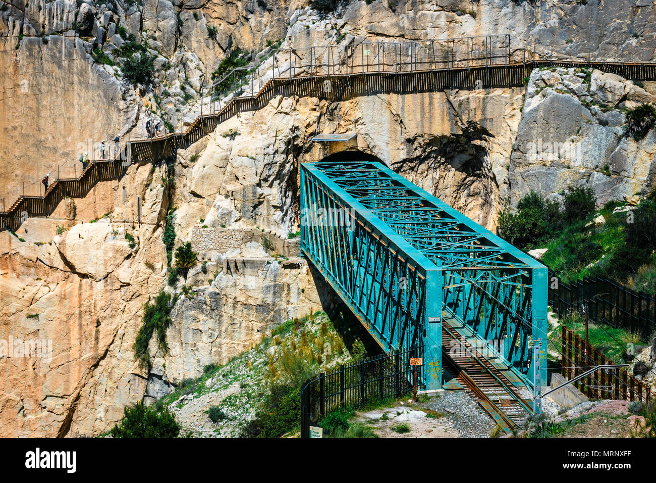 El Caminito del Rey con treno ponte in ferro di Malaga, in Spagna. Fine del  percorso turistico Foto stock - Alamy