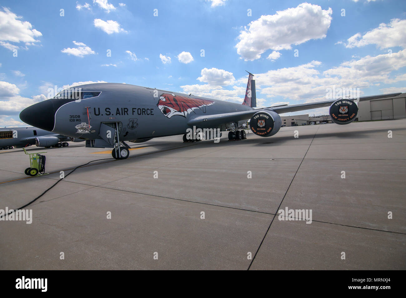 Un U.S. Air Force KC-135R Stratotanker dal New Jersey Air National Guard 108th dell ala si siede a base comuneGuire-Dix Mc-Lakehurst, N.J., 26 giugno 2017. Questo velivolo è decorato con una speciale configurazione di tiger celebrando la 141Air Refuelling Squadron il centesimo anniversario. L'unità tracce è tiger logo per Capt. Hobey Baker, un ex 141Aero comandante dello Squadrone nella prima guerra mondiale, che ha giocato partite di hockey e calcio per il Princeton tigri. (U.S. Air National Guard foto di Master Sgt. Matt Hecht/rilasciato) Foto Stock