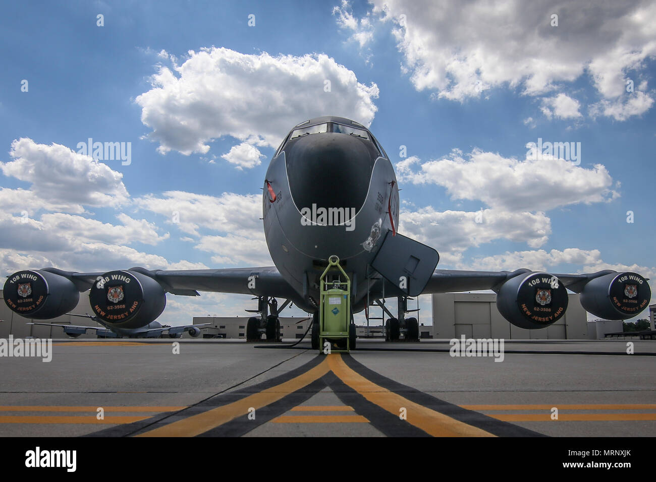 Un U.S. Air Force KC-135R Stratotanker dal New Jersey Air National Guard 108th dell ala si siede a base comuneGuire-Dix Mc-Lakehurst, N.J., 26 giugno 2017. Questo velivolo è decorato con una speciale configurazione di tiger celebrando la 141Air Refuelling Squadron il centesimo anniversario. L'unità tracce è tiger logo per Capt. Hobey Baker, un ex 141Aero comandante dello Squadrone nella prima guerra mondiale, che ha giocato partite di hockey e calcio per il Princeton tigri. (U.S. Air National Guard foto di Master Sgt. Matt Hecht/rilasciato) Foto Stock