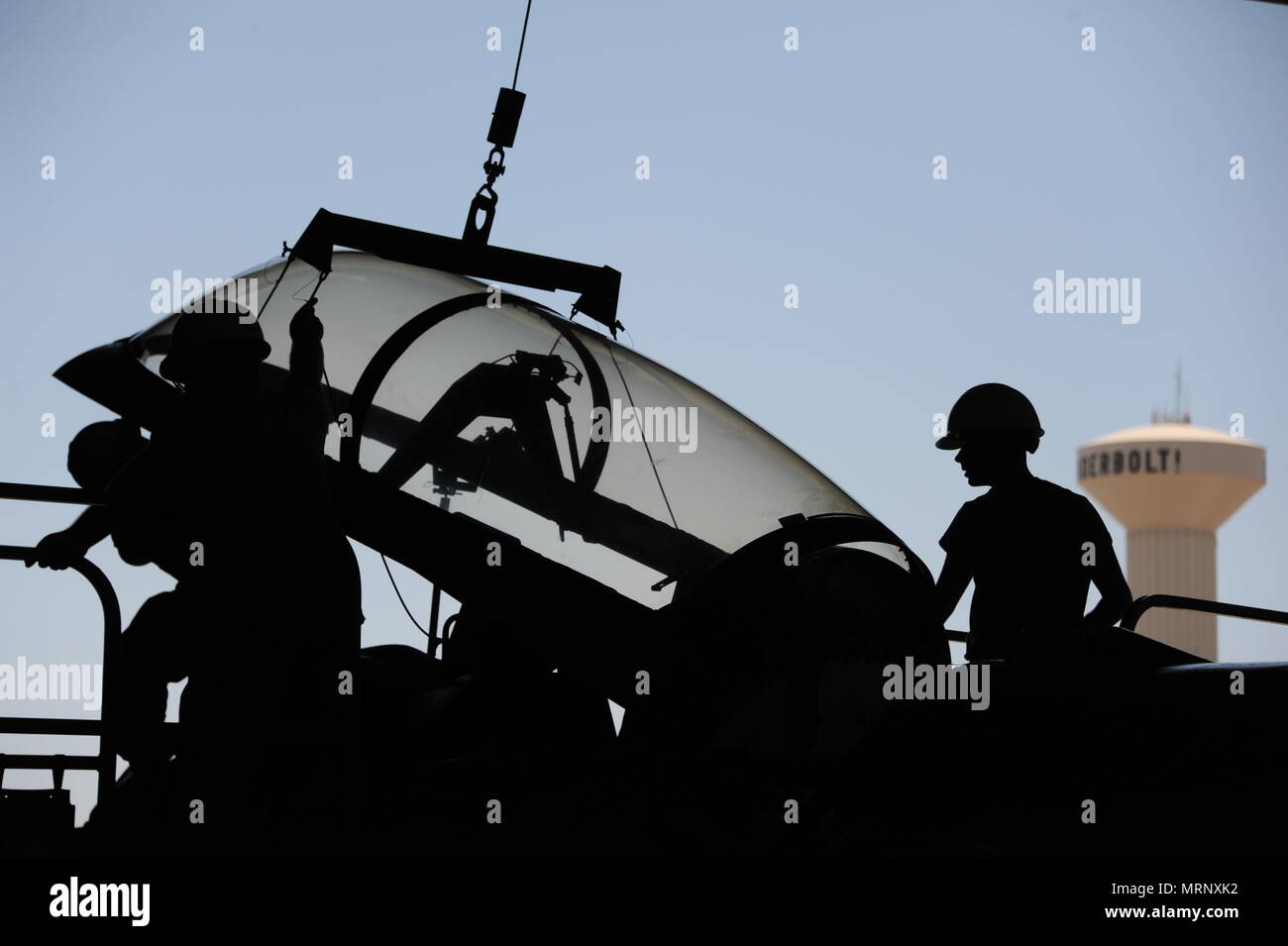 Avieri assegnato alla cinquantaseiesima componente squadrone manutenzione paranco un F-16 Fighting Falcon tettoia in aria 26 giugno 2017 a Luke Air Force Base, Ariz. Gli equipaggi degli aeromobili Sistemi egress specialisti mantenere e riparare gli elementi associati con aeromobili di fuga e di sopravvivenza dei sistemi come spie di emergenza sistemi di ossigeno, tettoie, cinture subaddominali e cablaggi spallamento. (U.S. Air Force foto di Airman 1. Classe Caleb Worpel) Foto Stock