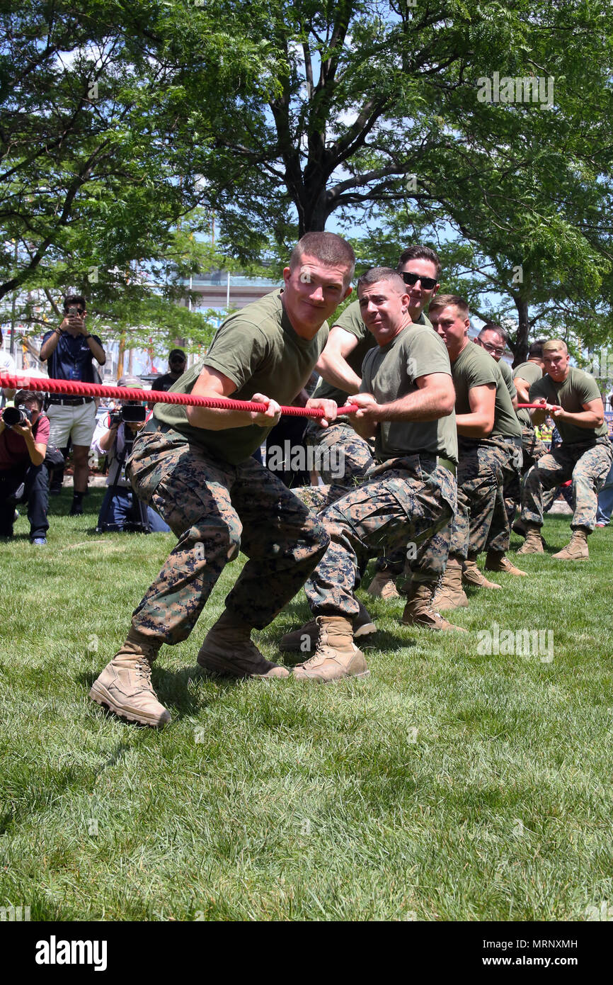 Marines competere in Tug-of-War durante la vela Boston 2017 al Parco Marino di Boston, Massachusetts, Giugno 21, 2017. L evento è stato uno dei molti durante la vela Boston che ha riunito Marines, marinai e della Comunità a favore dell'alta spiriti e una mentalità di squadra. Alcuni dei molti eventi fisici che ha avuto luogo durante la vela Boston inclusa Tug-of-War, un torneo di calcio e un patriota esegui. (U.S. Marine Corps foto di Cpl. Mackenzie Gibson/rilasciato) Foto Stock