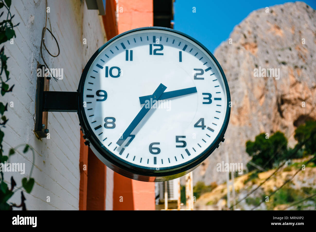 Orologio classico appeso alla parete in corrispondenza della stazione  ferroviaria Foto stock - Alamy