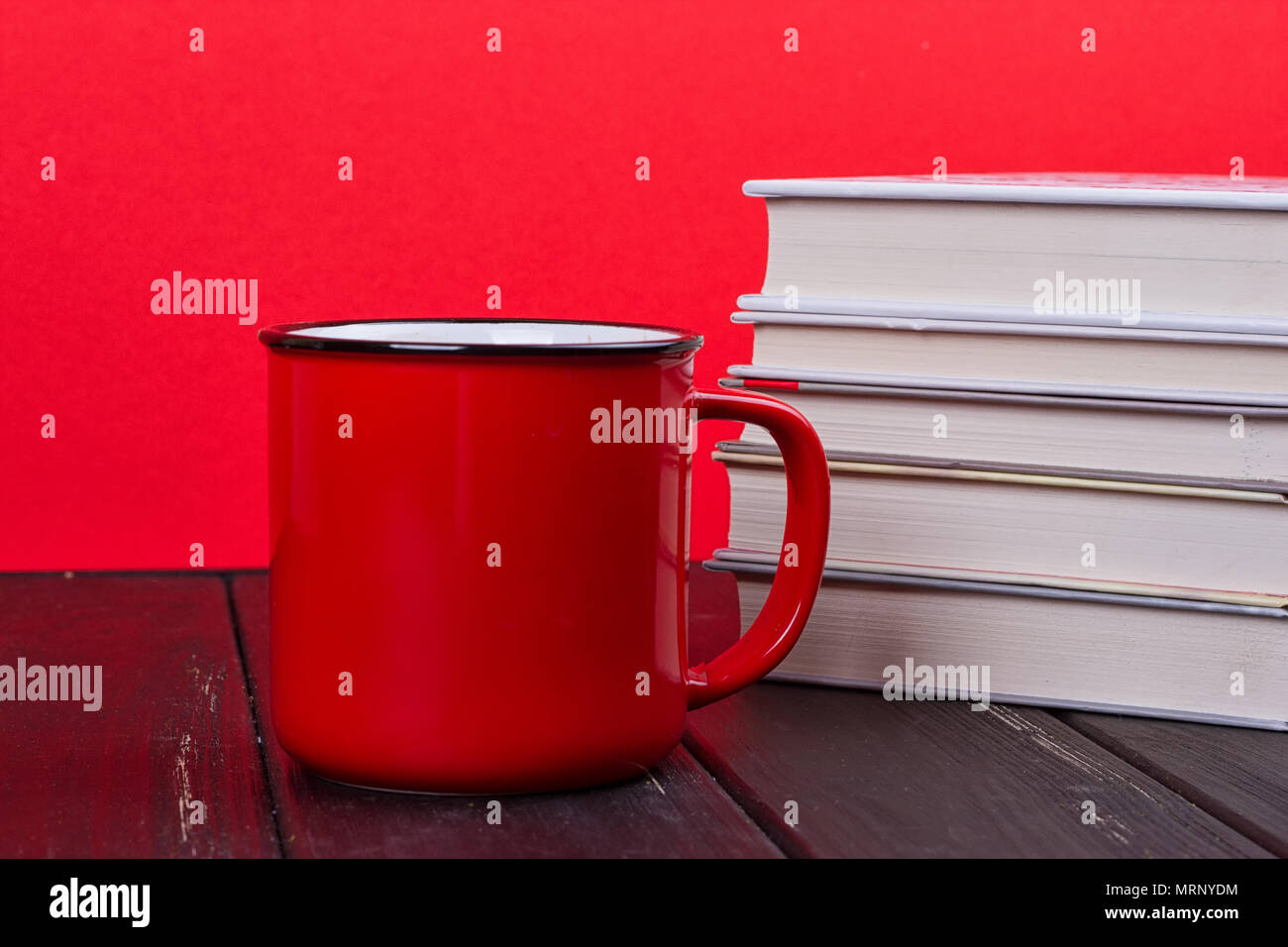 Vecchi libri vintage e un rosso mug Foto Stock