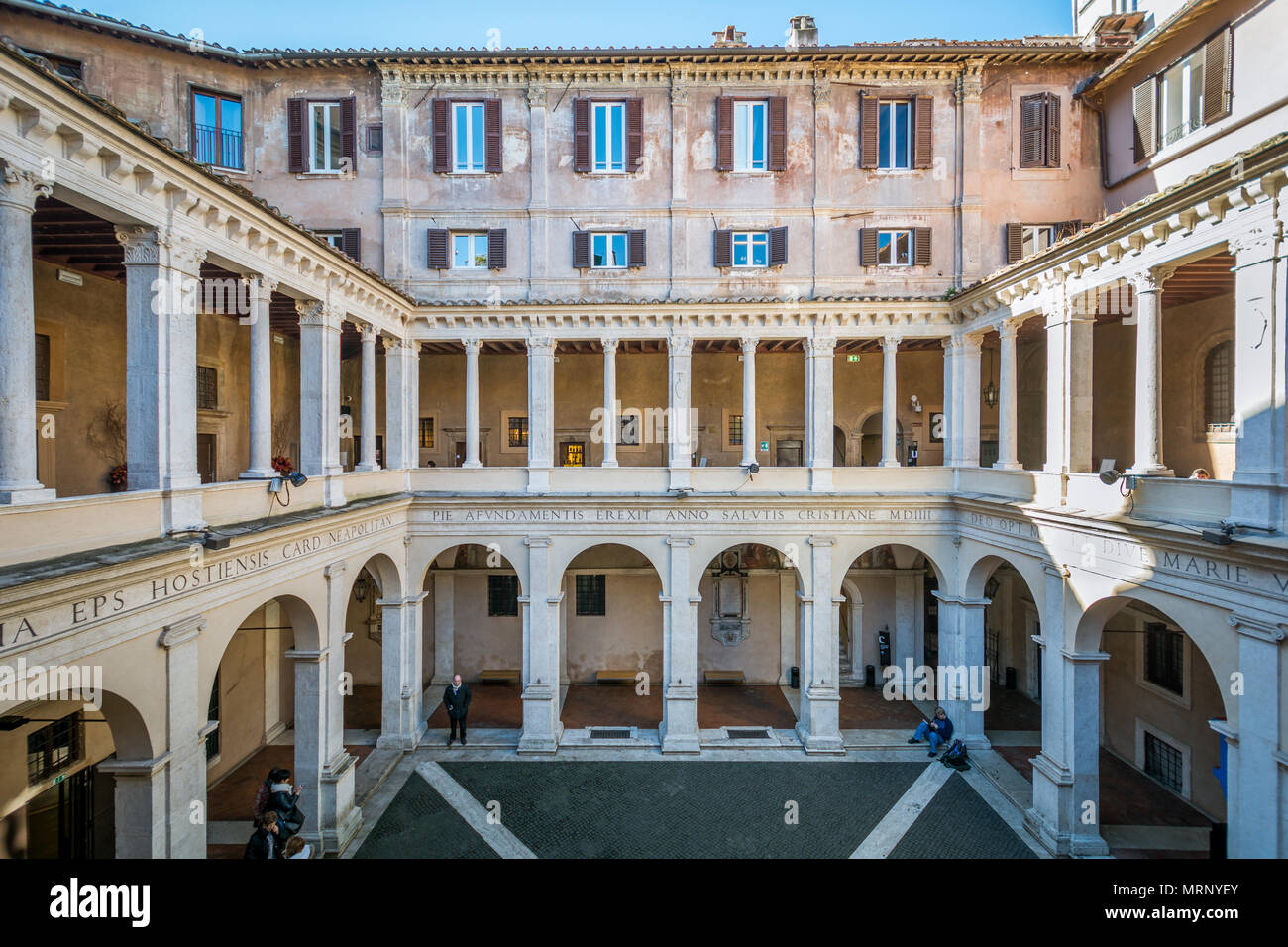 Chiostro del Bramante in Santa Maria della Pace chiesa barocca nei pressi di Piazza Navona Foto Stock