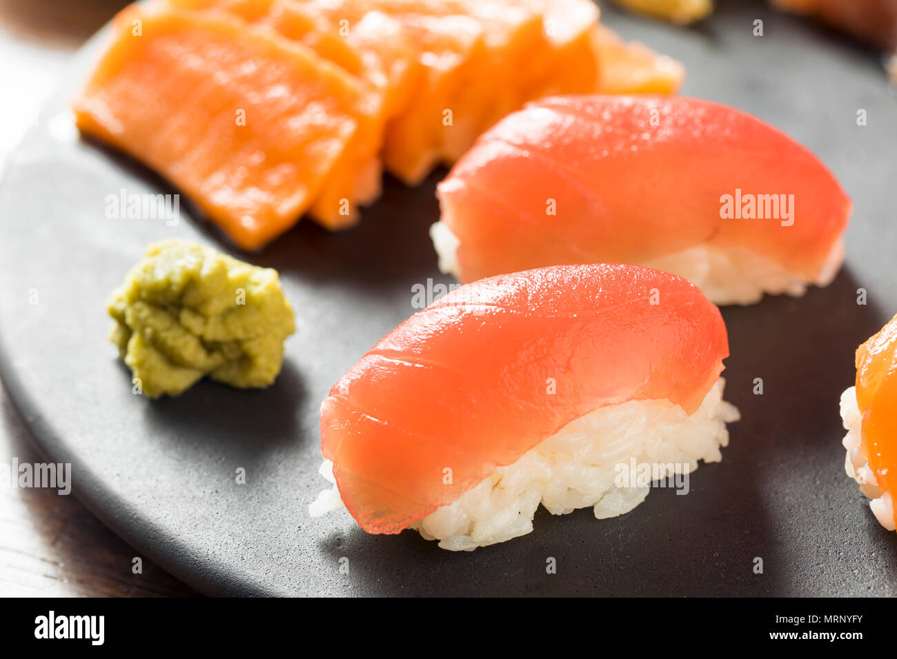 Materie giapponese Sashimi con salmone e Wasabi e il nigiri Foto Stock