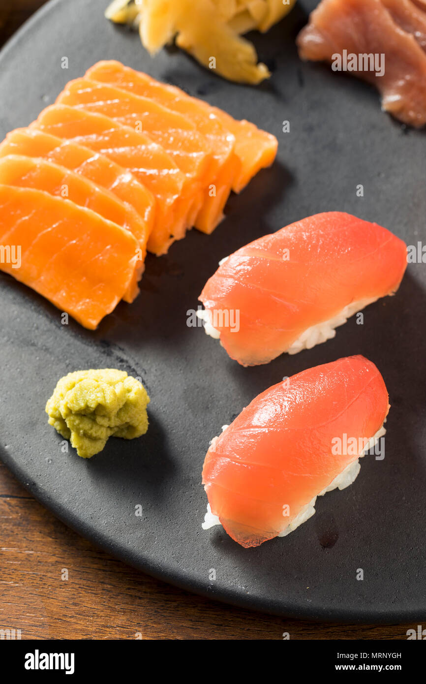 Materie giapponese Sashimi con salmone e Wasabi e il nigiri Foto Stock