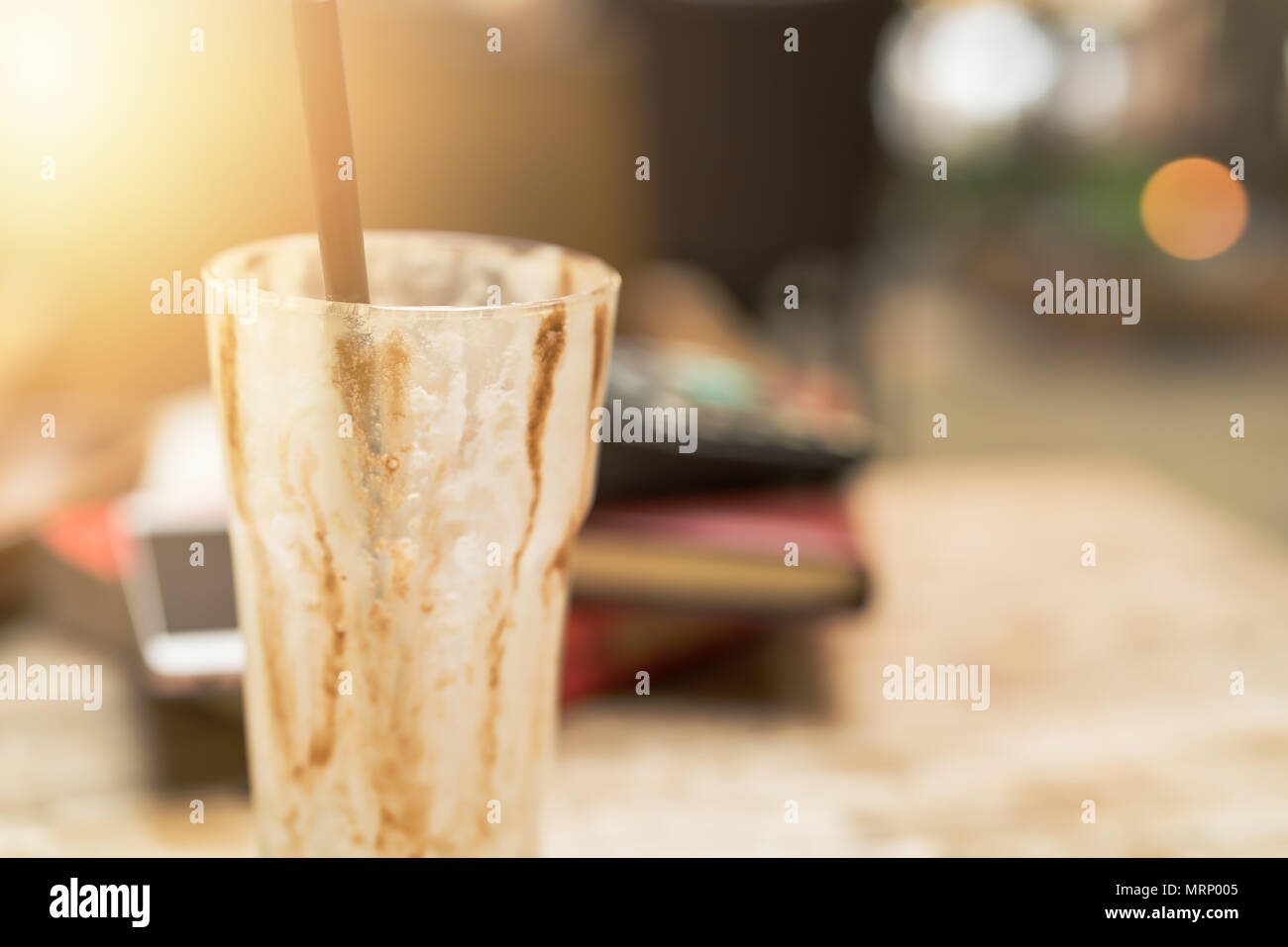 Una tazza vuota di iced caffè moca sul tavolo di legno dello sfondo. Foto Stock
