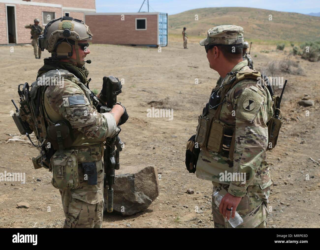 I membri del primo delle forze speciali gruppo (A) cunducted un Leader chiave di impegno durante l'esercizio di messa a fuoco a baionetta 2017 presso Yakima Training Center, WA, 17 giugno 2017. La KLE è stata condotta per migliorare la formazione con 1 SFG(A) e 7° Fanteria divsion. ( Esercito degli Stati Uniti foto Sgt. Codie Mendenhall. ) Foto Stock