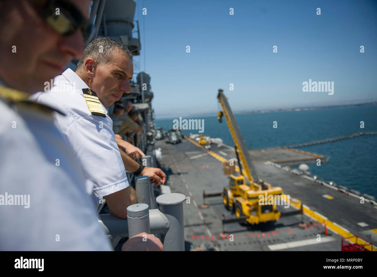 170621-N-LD343-0008 SAN DIEGO (21 giugno 2017) marina israeliana Comandante in Capo Vice Adm. Eliyahu Sharvit osserva il ponte di volo dell'assalto anfibio nave USS America (LHA 6) durante un tour pianificato. America, insieme con l'America anfibio gruppo pronto, si sta preparando per la distribuzione più tardi di questa estate. (U.S. Foto di Marina di Massa lo specialista di comunicazione 1a classe Demetrio Kennon/rilasciato) Foto Stock