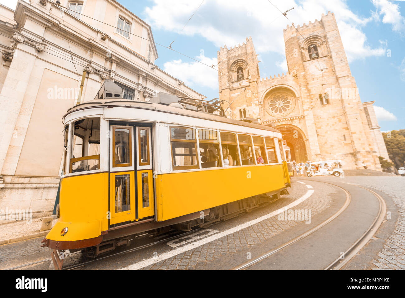 Tram di Lisbona il trasporto presso la chiesa di santa maria Foto Stock