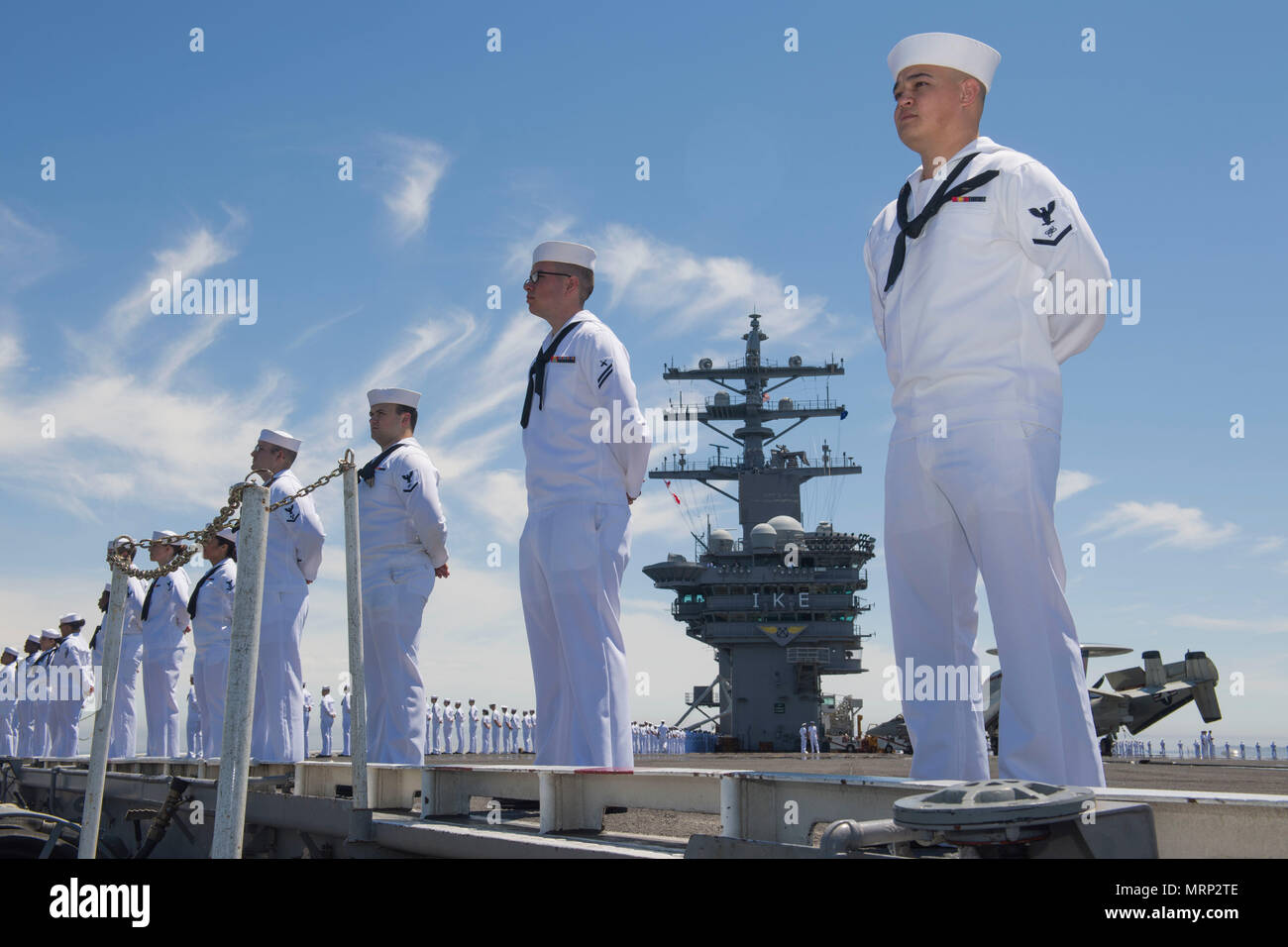 Tecnico elettronico di terza classe Cooper Ray, da Belton, Texas mans le rotaie sul ponte di volo a bordo della portaerei USS Dwight D. Eisenhower CVN (69) (IKE). Ike è condurre una visita porta a Halifax, Nova Scotia, come parte del Canada 150 celebrazione dell anniversario. (U.S. Foto di Marina di Massa Specialista comunicazione marinaio Jessica L. Dowell) Foto Stock