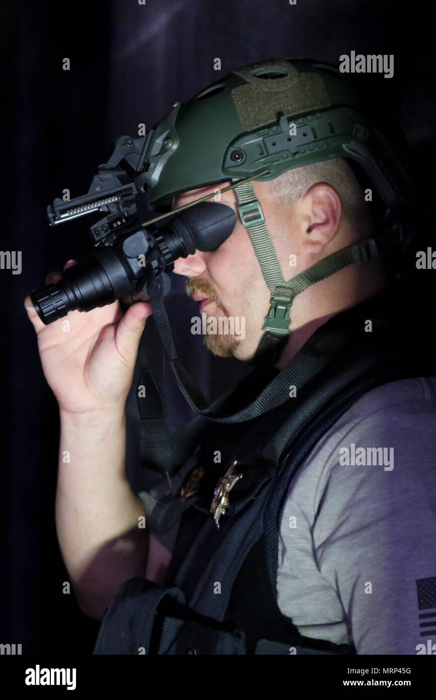 William Tackett, assegnato a Denton Vigili del Fuoco, Dallas-Fort Worth, regola occhiali per visione notturna come egli si prepara a lavorare con i soldati del XX CBRNE comando in una bassa luce situazione durante Raven's Challenge 2017 a Camp Shelby, Miss., 28 giugno 2017. Raven's Challenge è un annuale evento di formazione che fornisce l'eliminazione degli ordigni esplosivi personale e pubblica sicurezza squadroni della bomba di entrambi i militari e le agenzie governative interoperabilità in un realistico interno ambiente tattico. (U.S. Esercito foto di Sgt. Ashley marmo, 55th Signal Company) Foto Stock