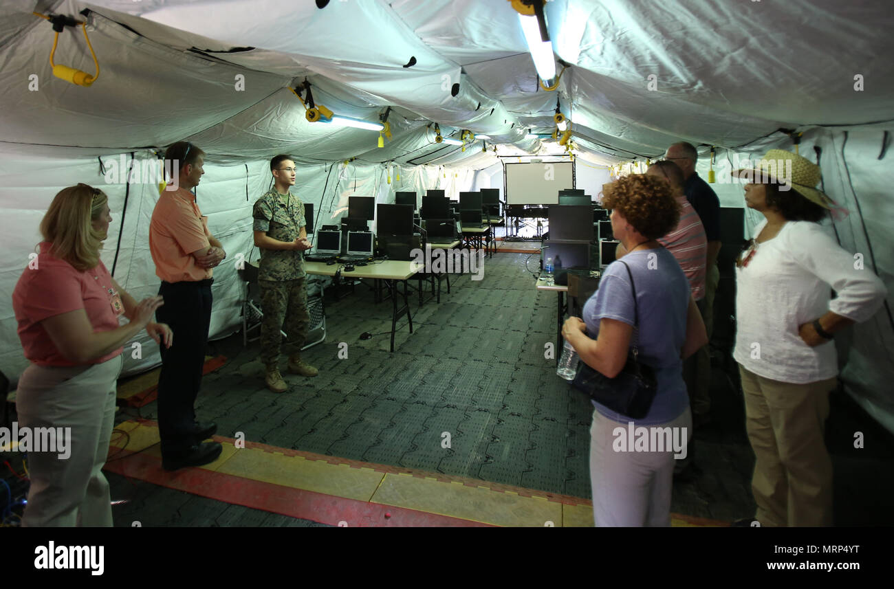 Lancia Cpl. Wade Lander conduce un tour del personale dal programma Delegato sistemi terrestri attraverso l aviazione comune sistema di comando e controllo a bordo Marine Corps Air Station Cherry Point, N.C. Giugno 28, 2017. Il CAC2S sistema fornirà un completo e coordinato di ammodernamento di Marine Air Command e apparecchiature di controllo del sistema, migliorando le capacità expeditionary riducendo le dimensioni e i requisiti di tempo per Marine Air-Ground Task Force dei comandanti. Il CAC2S si interfaccia con il composito rete di inseguimento e di terra/aria orientata alle attività Radar per migliorare la consapevolezza situazionale e de Foto Stock