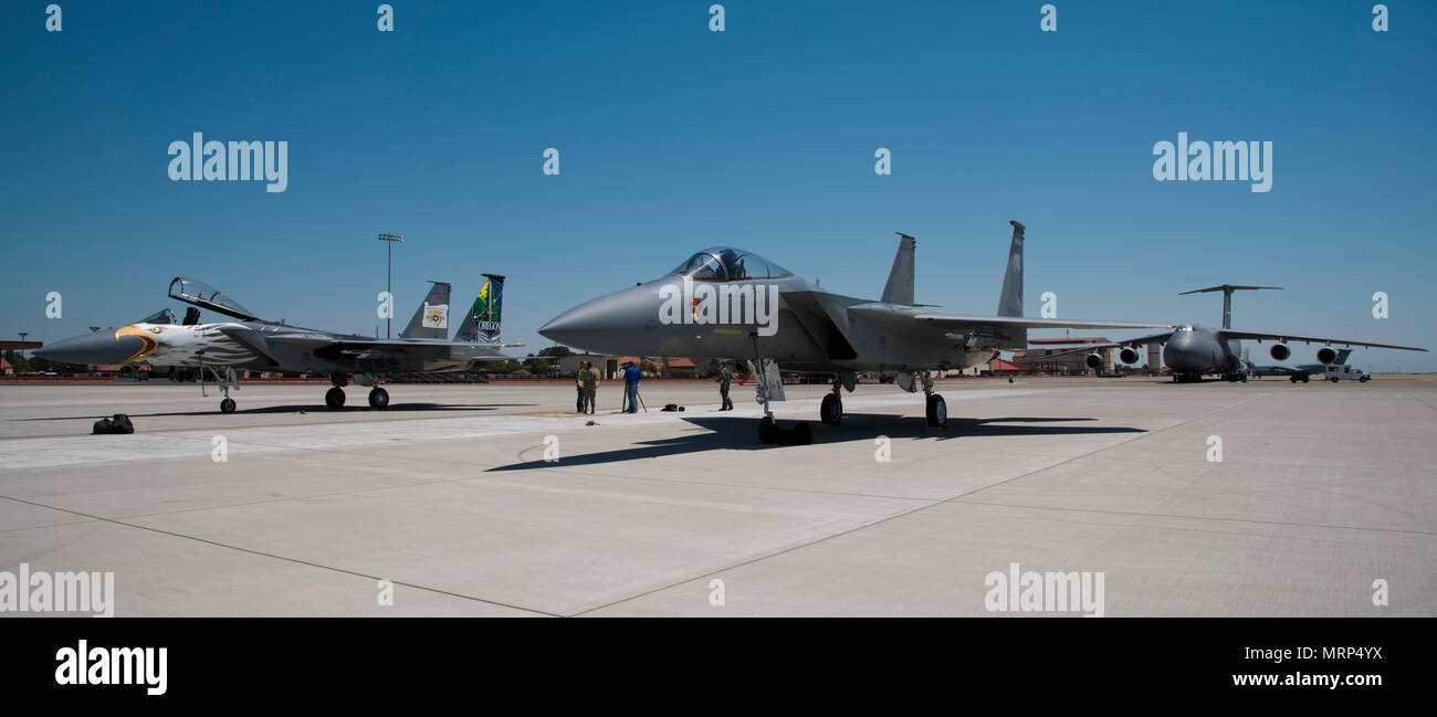 Due F-15C aquile dalla 173rd Fighter Wing, campo di Kingsley, Ore., sedersi sul flightline a Travis Air Force Base, California, 23 giugno 2017. F-15s sarà sorvolano Sonoma canalina, Sonoma, California, durante la cerimonia di apertura per la NASCAR Monster Energy Cup Series 25 Giugno 2017. (U.S. Air Force photo/ Personale Sgt. Nicole Leidholm) Foto Stock