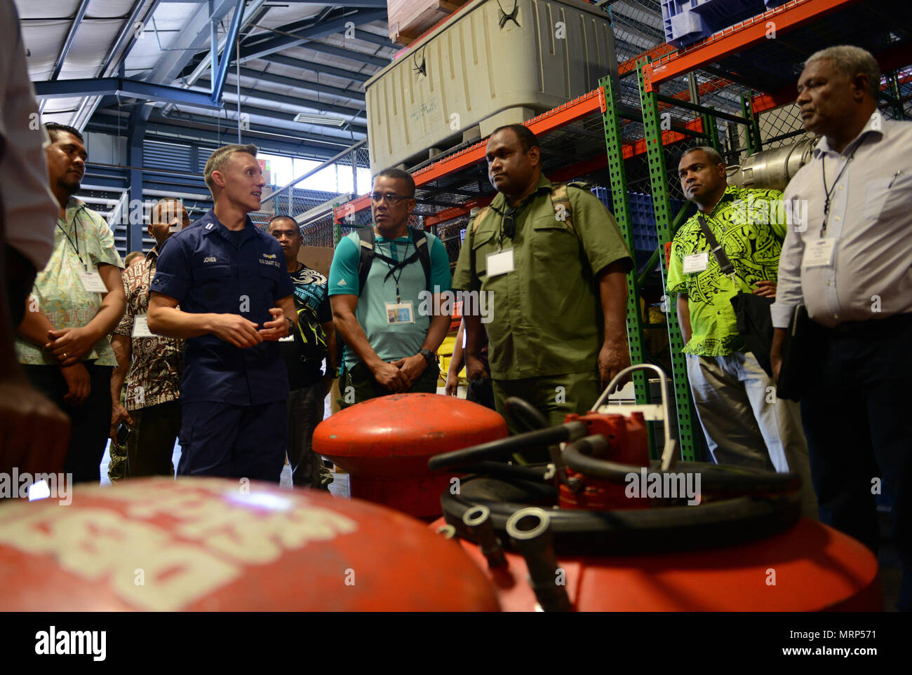 Lt. Timothy Jones dalla Coast Guard quattordicesimo distretto Response Team di consulenza, mostra i rappresentanti di otto isola del Pacifico unite una nave di opportunità la scrematura del sistema durante un'Oceania Oil Spill Response workshop presso la Guardia Costiera Honolulu Base, 28 giugno 2017. L' ordine del giorno è stato costruito per fornire ai partecipanti con i vari punti di vista dalla Coast Guard, Dipartimento della Difesa e Industria un insight per sviluppare e affinare le proprie capacità. (U.S. Coast Guard foto di Sottufficiali di 2a classe di Tara Molle/rilasciato) Foto Stock