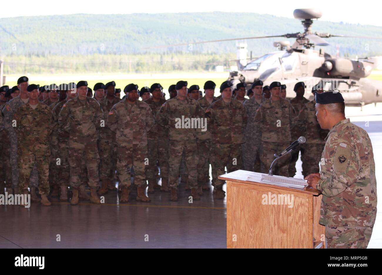 Negli Stati Uniti in arrivo Esercito Alaska Aviation Task Force Commander Col. Glen Heape risolve il "Arctic Falchi" e USARAK e Fort Wainwright leadership per la prima volta il 29 giugno presso il cambiamento UATF del comando a Fort Wainwright, Alaska. (Foto di Maria M. Rall/STATI UNITI Esercito Alaska Affari pubblici) Foto Stock