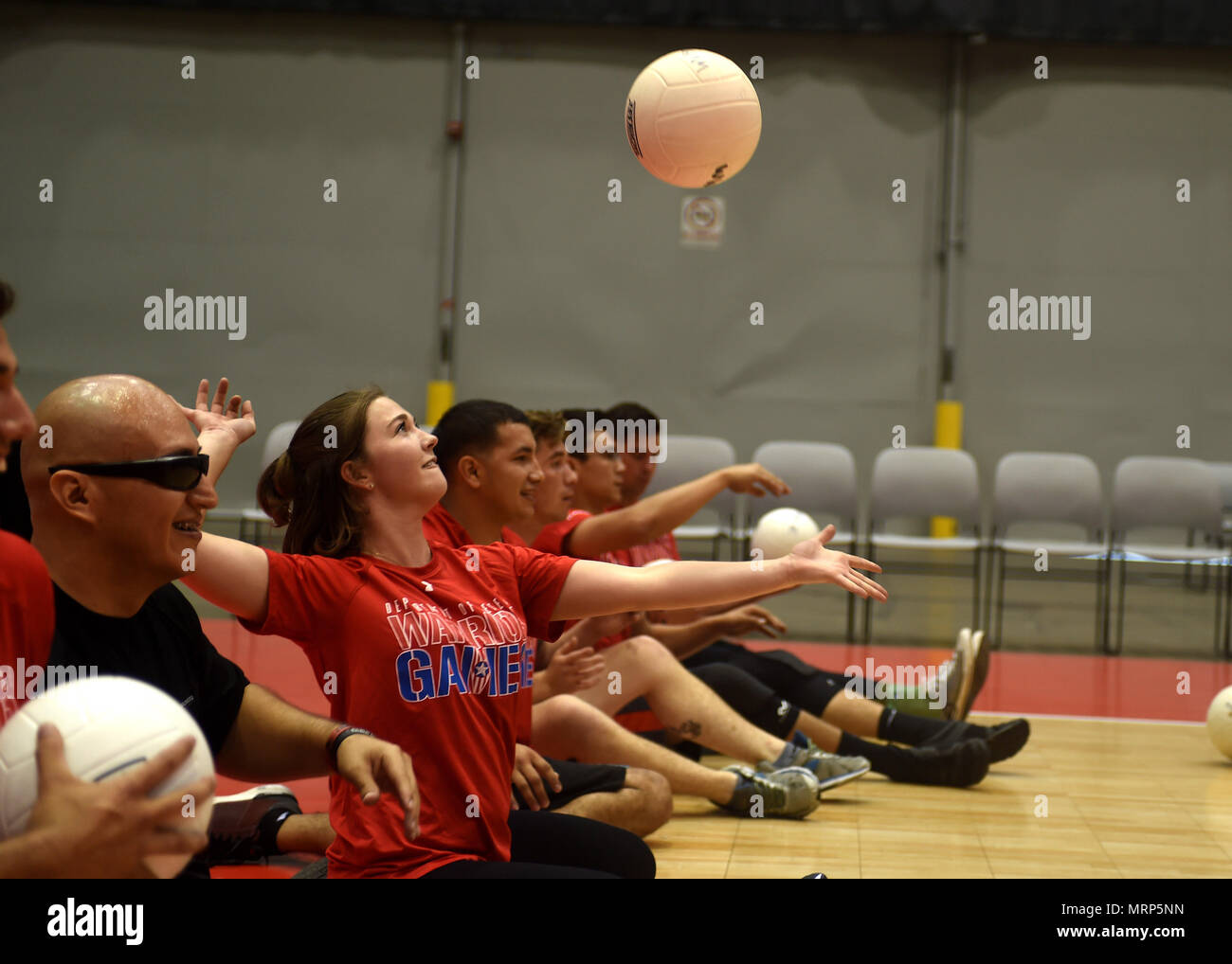 CHICAGO (29 giugno 2017) - Marine Corps Caporale Rachel Wakefield si prepara a servire in un esercizio di soggiorno-pallavolo per il DoD Warrior giochi. Il Hephzibah, nativo di Georgia è solo un guerriero ferito dal Marine Corps team competere nel cross-service la concorrenza. Più di 250 altri gli atleti potranno partecipare ai giochi che iniziano il venerdì. Il DoD Warrior giochi sono un evento annuale permettendo di feriti e ammalati e feriti servicemembers e veterani di competere in Paralympic-style sport tra cui tiro con l'arco, ciclismo, campo, tiro, soggiorno-volley, nuoto, traccia e sedie a rotelle Foto Stock