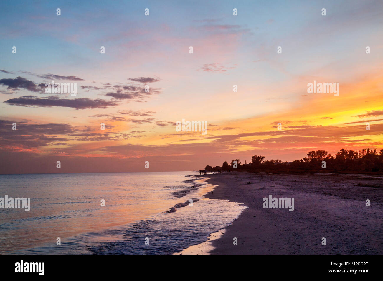 Florida Sanibel Barrier Island, Golfo del Messico, tramonto, spiaggia di sabbia spiagge cielo d'acqua, onde surf, beachcombers, visitatori viaggio turistico tour Foto Stock