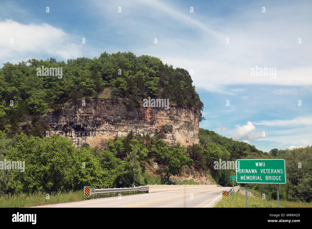 Okinawa veterani bridge, Cliff, boschi e soffici nuvole in Pulaski County, Missouri Foto Stock