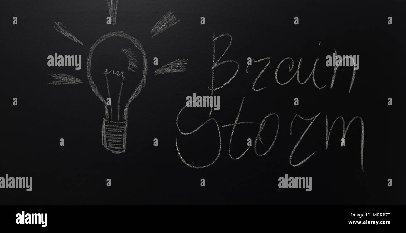 Luce disegnata sulla lavagna con il testo: Brain Storm Foto Stock