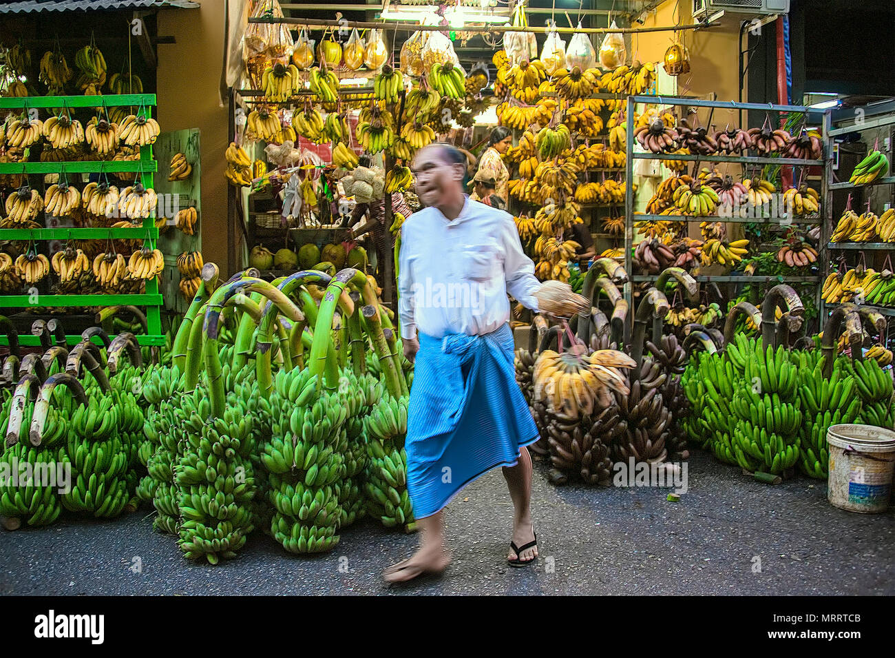 China Town, Yangon - Jan 21, 2017: solo le banane. Un negozio che vende solo le banane. Molti tipi di banane sono ben impostato e visualizzato. Un cliente è appena a sinistra Foto Stock