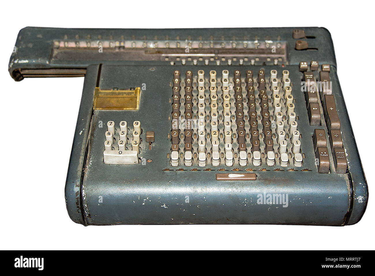 Vecchio retrò pieno tastiera calcolatrice rotante isolato su sfondo bianco con percorso di clipping. Foto Stock