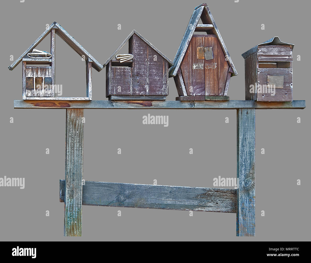 Mini casa in legno di cassette postali su un banco di lavoro, isolato con sfondo grigio e percorso di clipping. Foto Stock