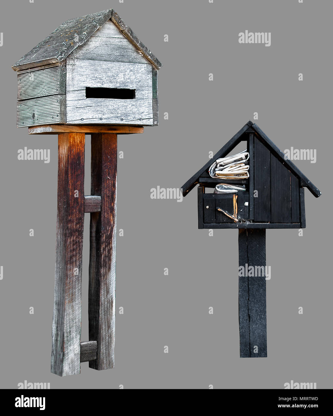 Free standing mini casa in legno di cassette postali, isolato con sfondo grigio e percorso di clipping. Foto Stock